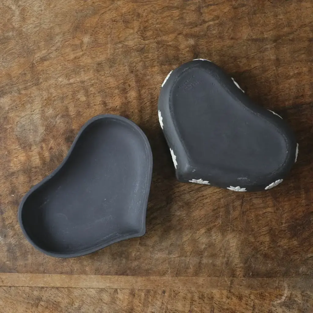 ヴィンテージ WEDGWOODジャスパー トリンケットボックス 貴重な黒 ハート型3