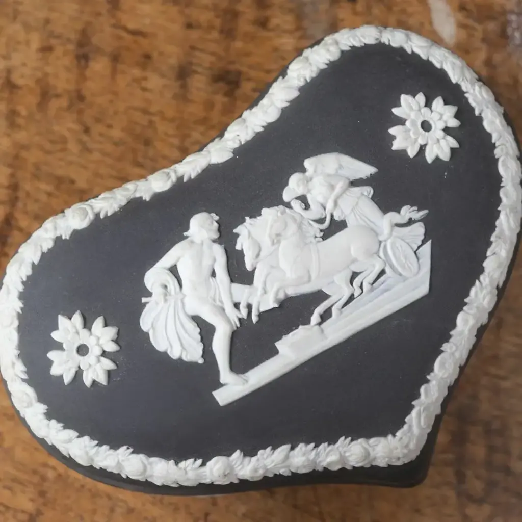 ヴィンテージ WEDGWOODジャスパー トリンケットボックス 貴重な黒 ハート型2