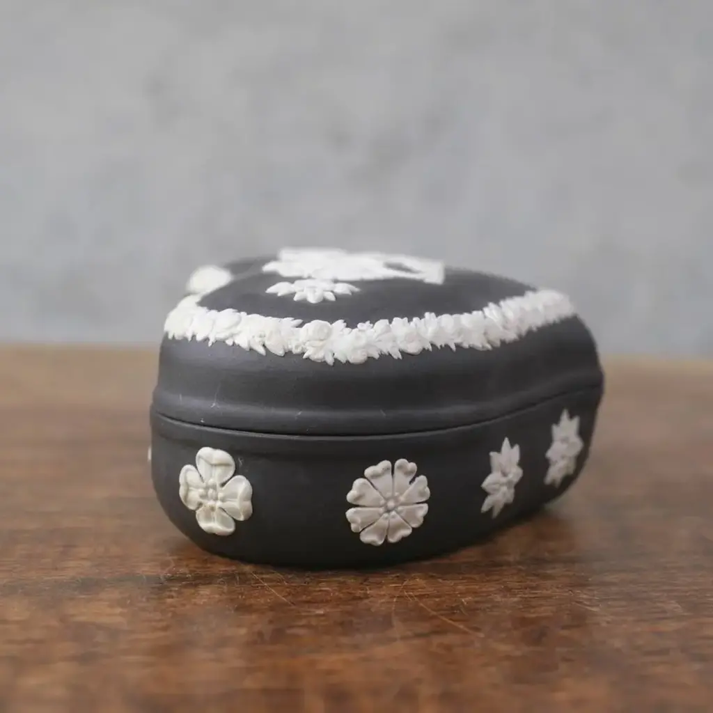 ヴィンテージ WEDGWOODジャスパー トリンケットボックス 貴重な黒 ハート型1