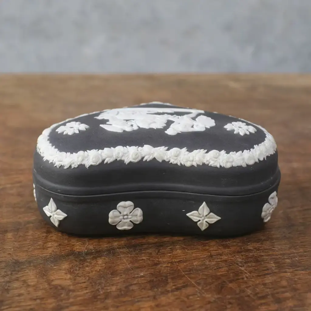 ヴィンテージ WEDGWOODジャスパー トリンケットボックス 貴重な黒 ハート型4