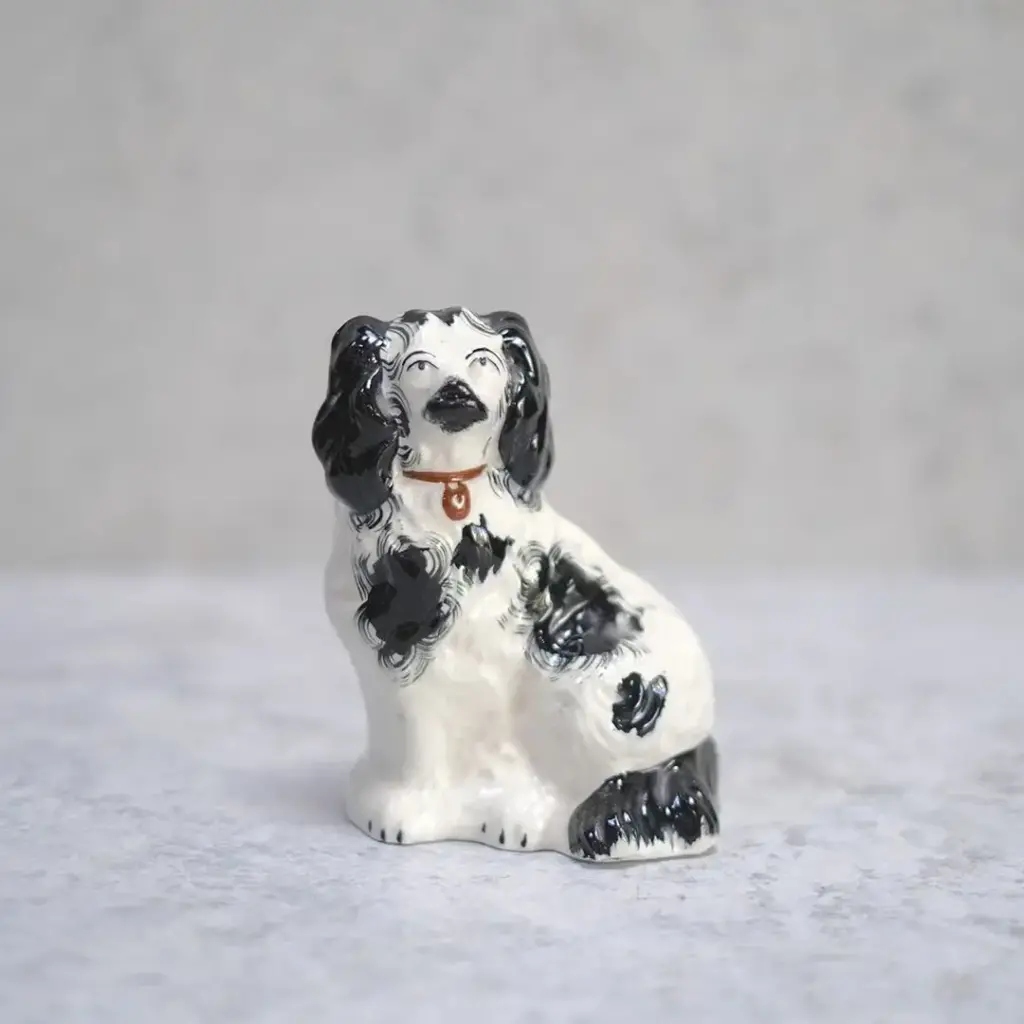アンティークスタッフォードシャードッグ イギリス 陶器の犬の置物1