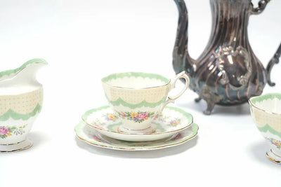 アンティークRoyal Albert(ロイヤルアルバート)ティーカップトリオ イギリス BONE CHINA/アンティーク食器