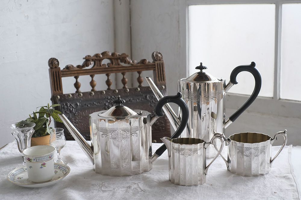 アンティークシルバープレートティー4点セット（Lunt Silversmiths）ティーポット ウォータージャグ ミルクピッチャー シュガーポットのグッドコンディションのティーセット