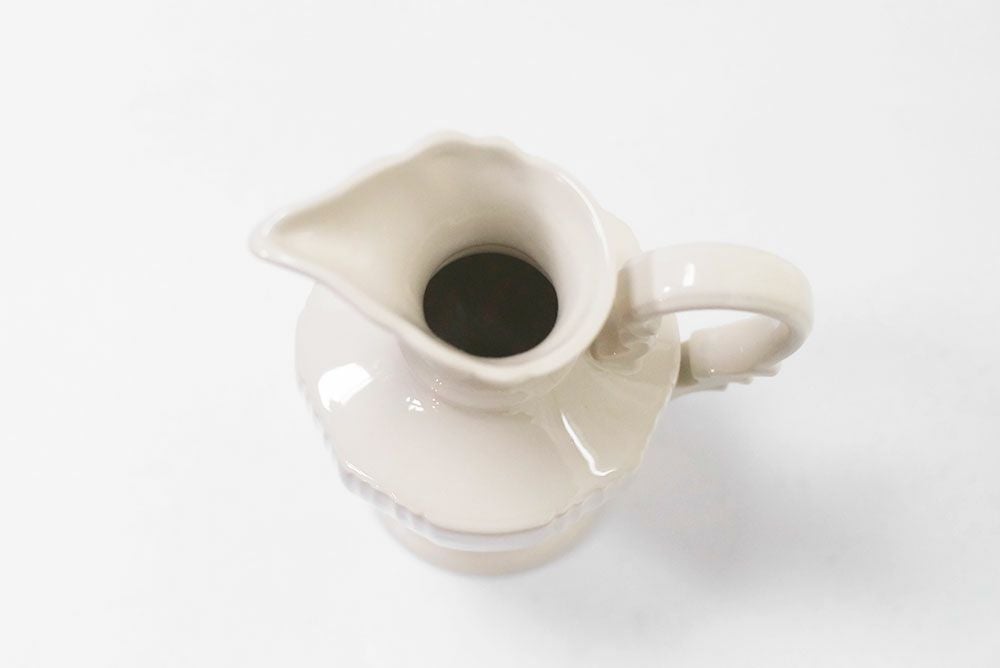 白い陶器の水差し4