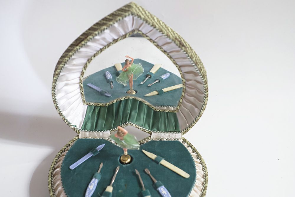 ハート型のオルゴールと踊るバレリーナのマニキュアセットの鏡7
