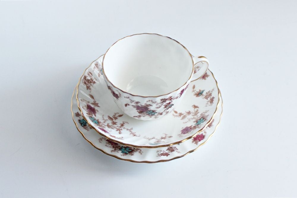 プリントされたトランスファーピンクとブルーの花、金色の縁に手描きのフルーティングを施された英国MINTON(ミントン)のティーカップ2