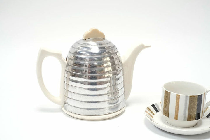 アルミのカバーが付いた陶器のティーポット