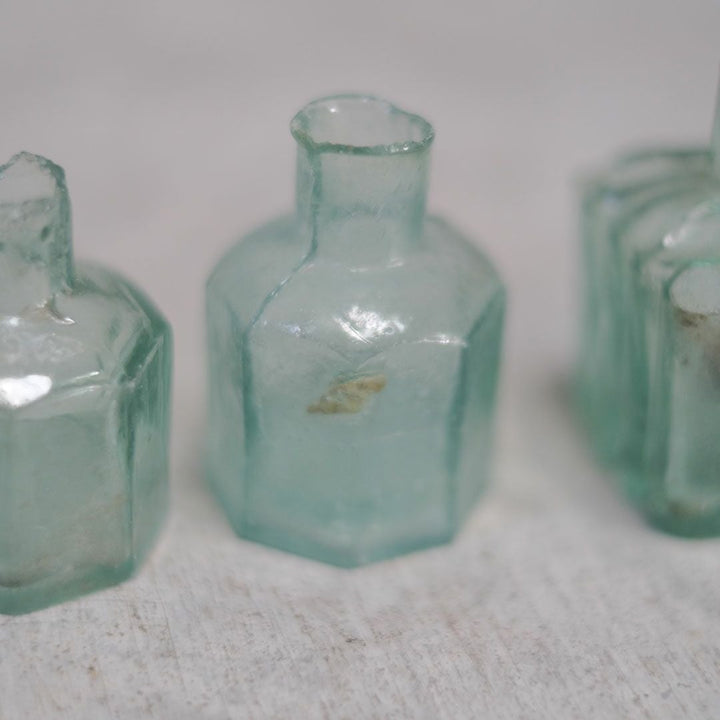 アンティークインクボトル 100年以上前に作られたガラス製の小瓶44