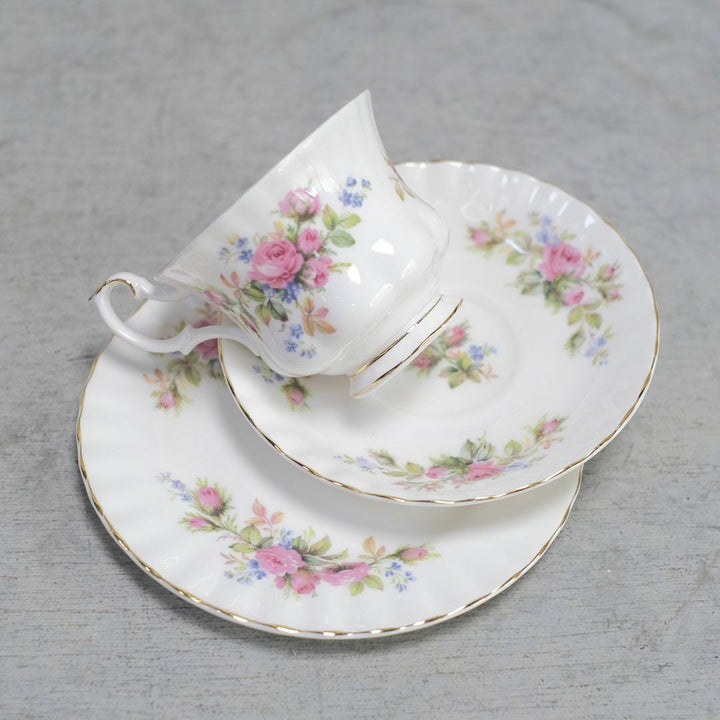   MOSS ROSE ロイヤルアルバート５枚ヒット５名様 ヴィンテージティーカップトリオ Royal Albert ロイヤルアルバート