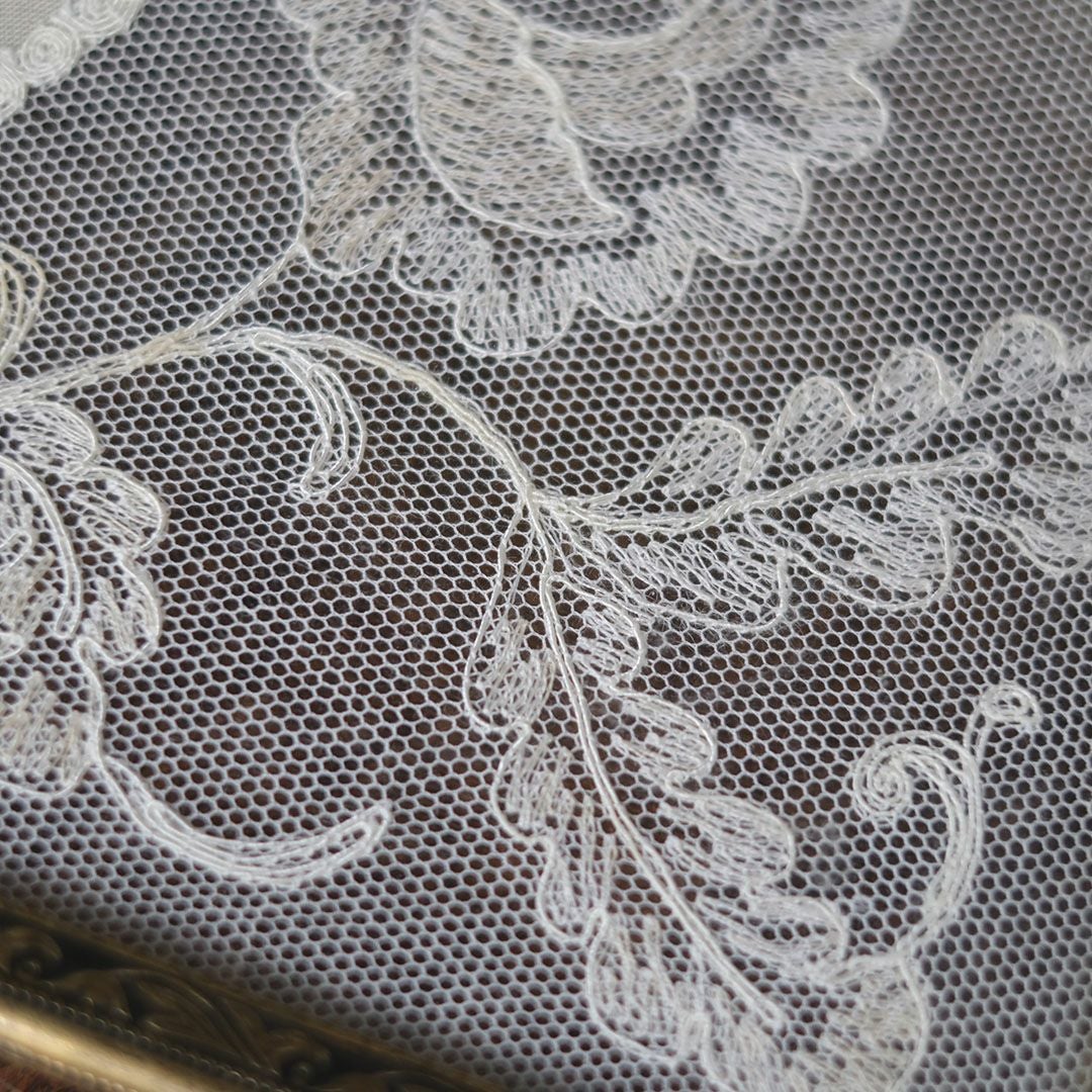 ヴィンテージ プチポワン ドレッシングトレイ ガラスの中に収められた刺繍が美しい ドレッサー用トレイ65