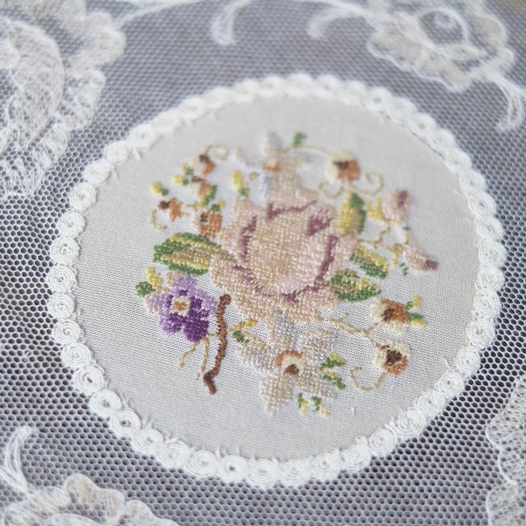 ヴィンテージ プチポワン ドレッシングトレイ ガラスの中に収められた刺繍が美しい ドレッサー用トレイ98