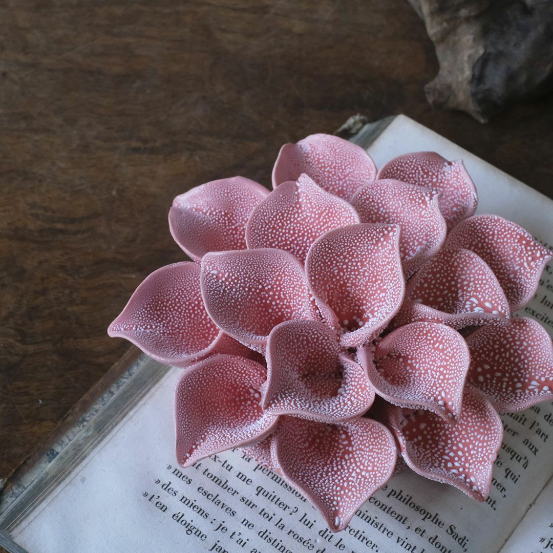 ABYSSALピンクの花の立体的な花びら造形を近距離で写したアートオブジェ」1