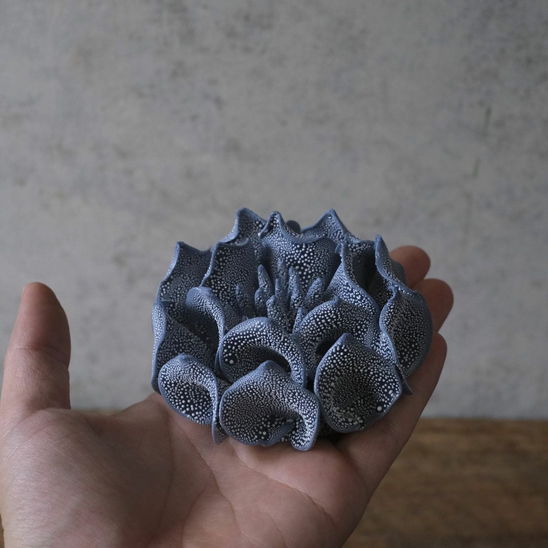 手のひらに乗せたABYSSALブルーの花のサイズ感と立体造形7