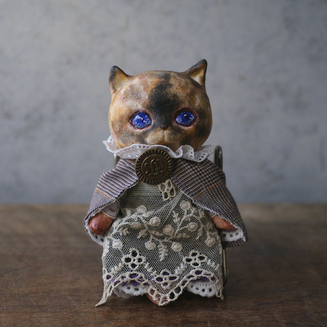 奏ちよこ作品の特徴である「時間の跡」を表現したサビ猫の塗装テクスチャ。アンティーク風の風合い4
