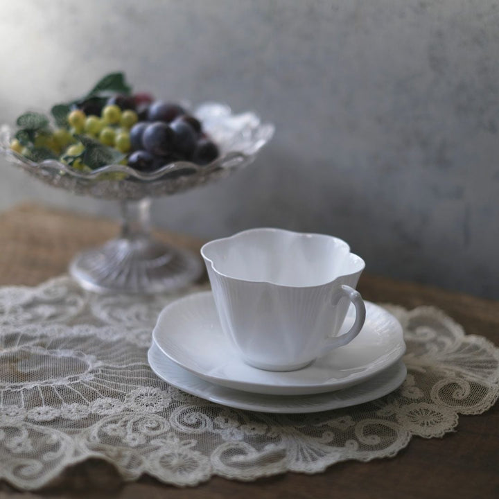 ヴィンテージティーカップトリオ SEHLLY シェリーDAINTY WHITE 白色の優美 イギリス