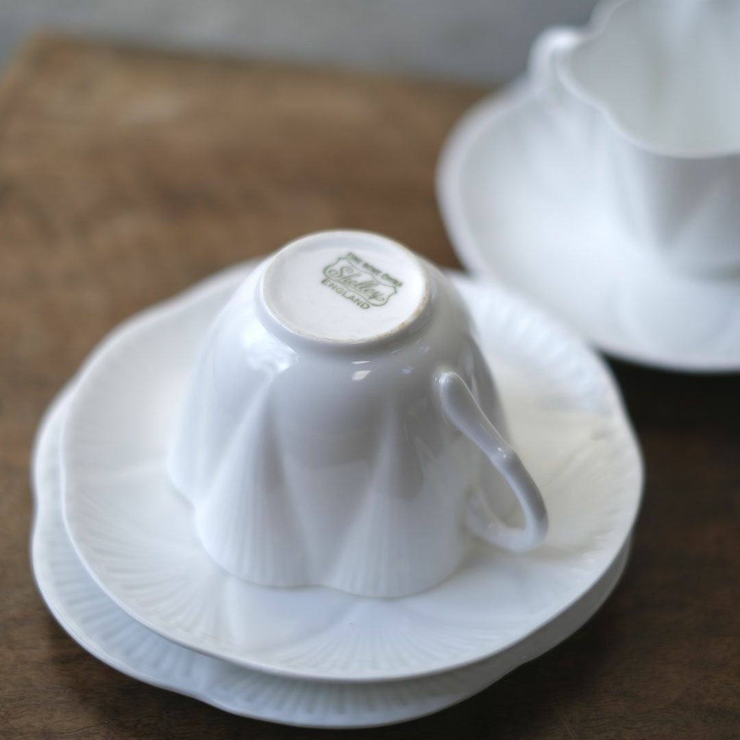 ヴィンテージティーカップトリオ SEHLLY シェリーDAINTY WHITE 白色の優美 イギリス44