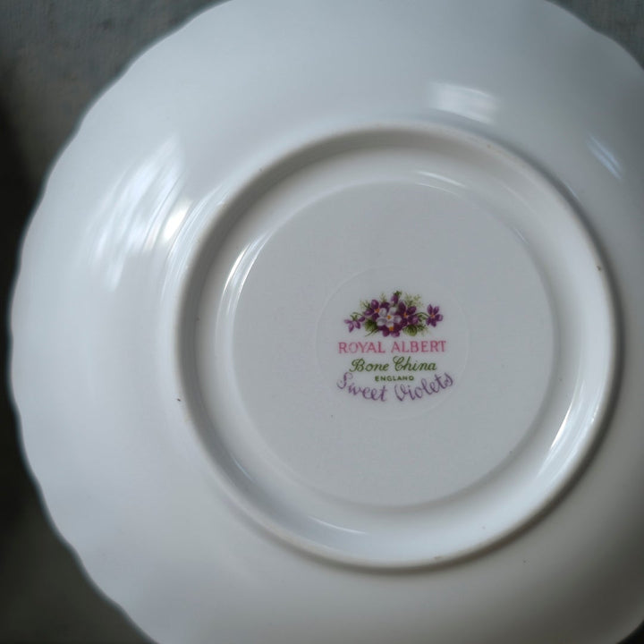 ヴィンテージティーカップトリオ Royal Albert Sweet Violets ロイヤルアルバート スウィートバイオレット イギリス