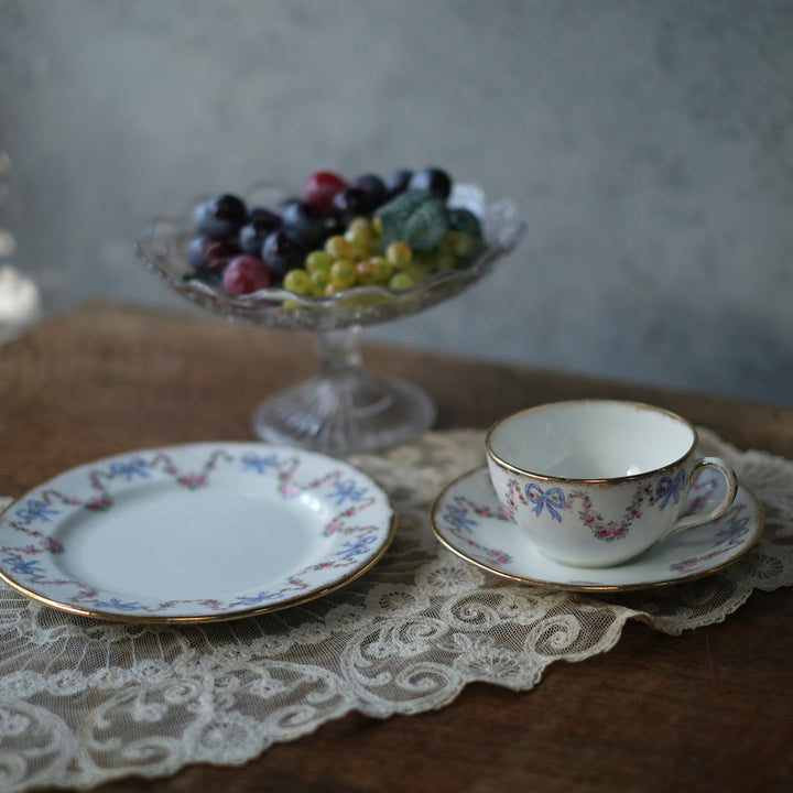 アンティーク Balmoral China リボンと薔薇のティーカップトリオ　イギリス
