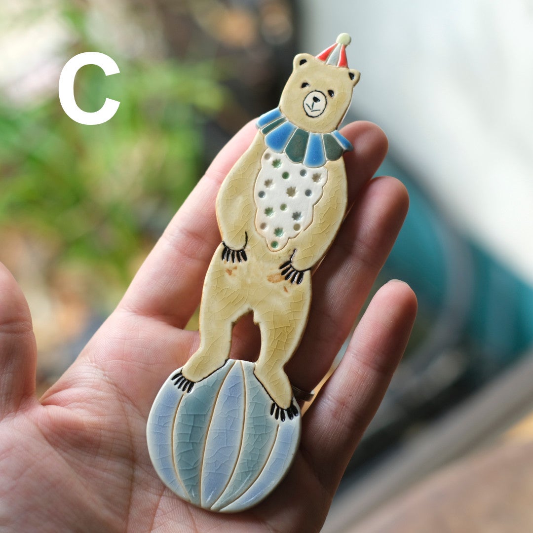 玉乗りくま壁掛けオブジェ Cデザイン 手に持ったサイズ感 Pottery Studio K8