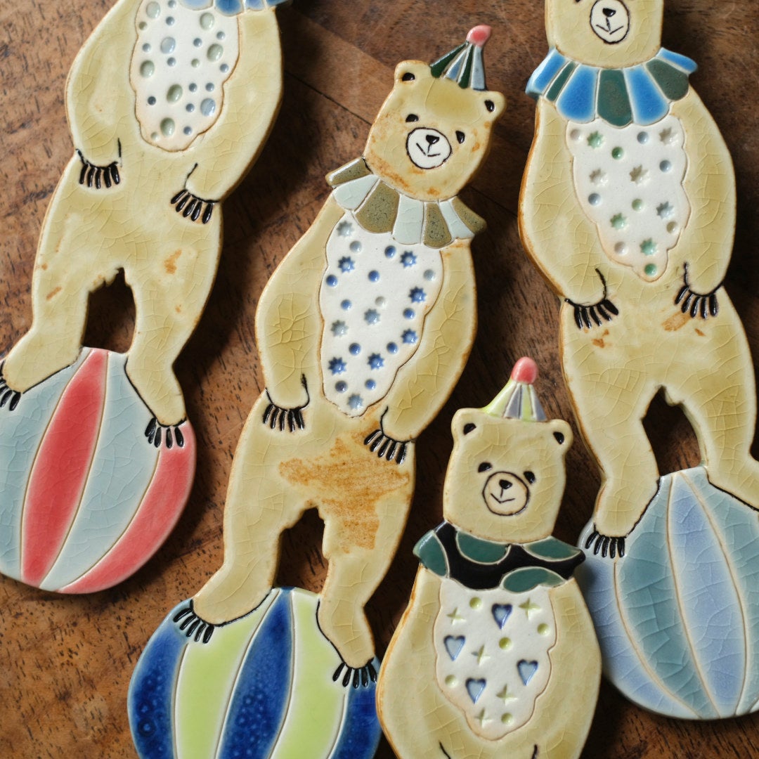 玉乗りくま壁掛けオブジェ 4種類詳細 手描き模様と色彩 Pottery Studio K 陶芸作品11