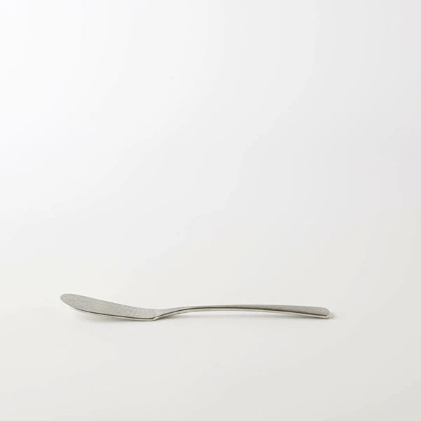燕三条 バターナイフ なごみ槌目 日本製 日本 現行品 白背景で横から写したバターナイフの全体