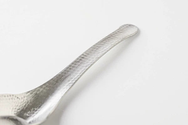 燕三条 れんげスプーン 中華レンゲ なごみ槌目 日本製 日本 現行品 ハンドルの反りと槌目模様のアップ
