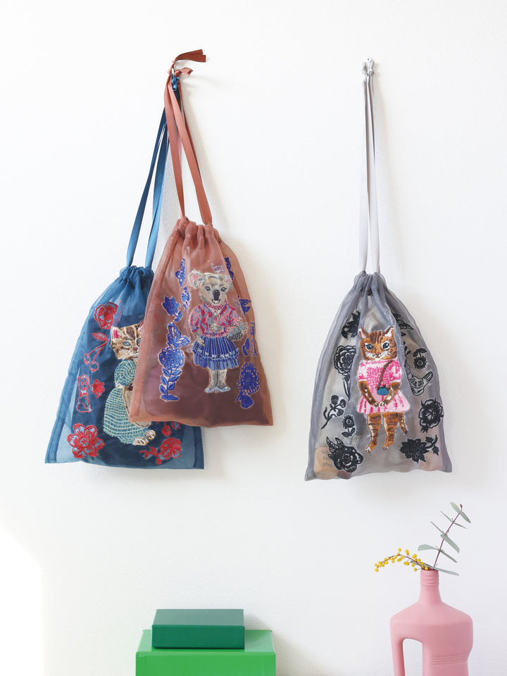 ナタリーレテ オーガンジー刺繍 巾着ポーチ 使用イメージ