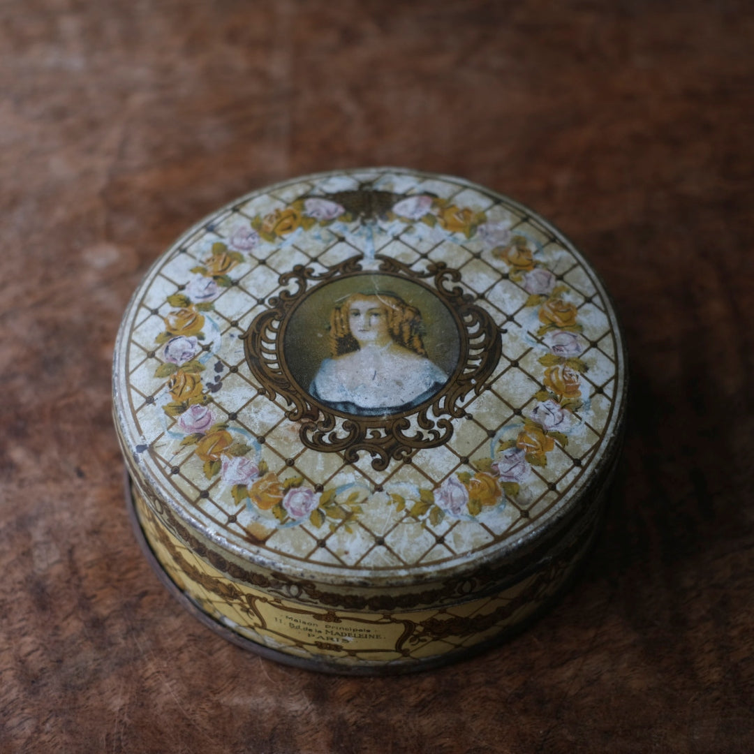 アンティーク ティンボックス チョコレート缶 Marquise de Sévigné マルキーズ・ド・セヴィニェ フランス女性のイラスト