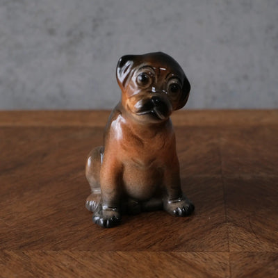 パグの陶器フィギュリン 犬 ウェザビー イギリス ヴィンテージ 正面から見たおすわり姿