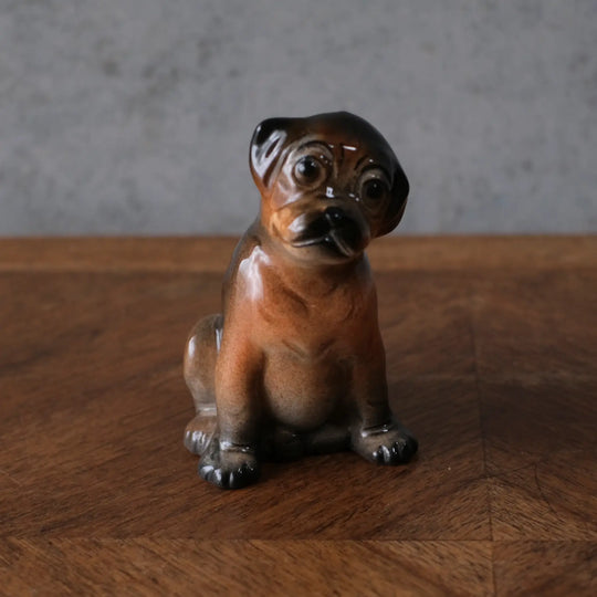 パグの陶器フィギュリン 犬 ウェザビー イギリス ヴィンテージ 正面から見たおすわり姿