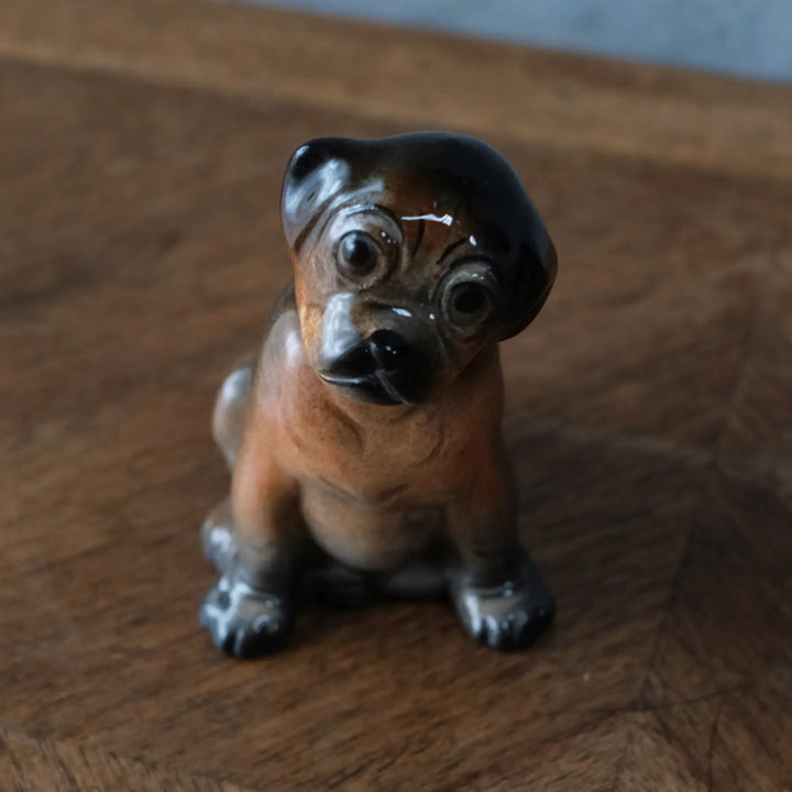 パグの陶器フィギュリン 犬 ウェザビー イギリス ヴィンテージ 正面やや斜めから見た顔まわり