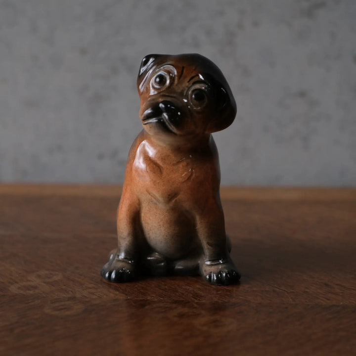 パグの陶器フィギュリン 犬 ウェザビー イギリス ヴィンテージ 斜め正面からの全体