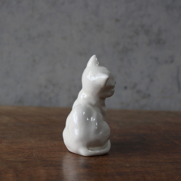 Beswick 白猫 フィギュリン 正面 青い瞳 赤い鼻 1960年代 イギリス