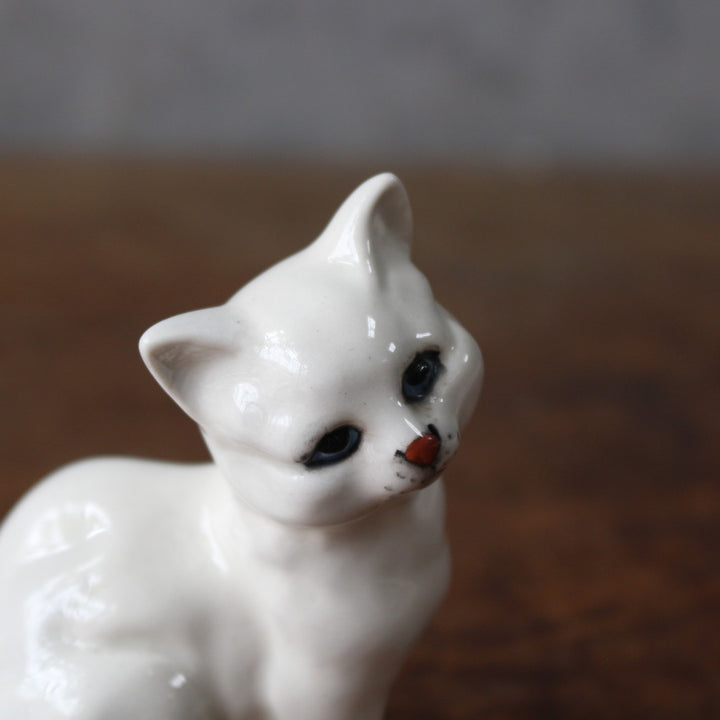 Beswick 白磁猫 顔のアップ 青い瞳 赤い鼻 1960年代 イギリス陶磁器