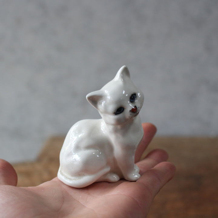 ベスウィック 猫の置物 手のひらサイズ 白磁 ヴィンテージ イギリス
