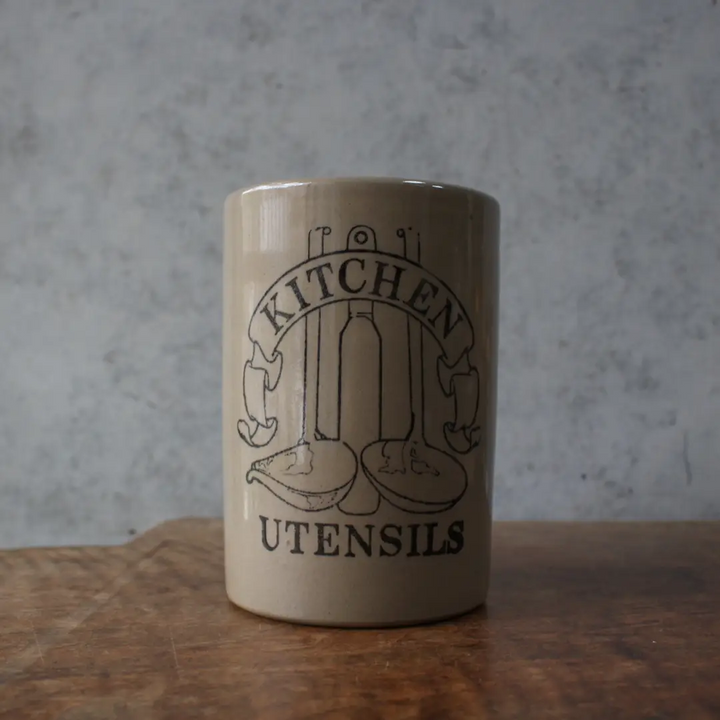 ヴィンテージツールジャー イギリス 1960年代 KITCHEN UTENSILS の転写プリントが入った正面