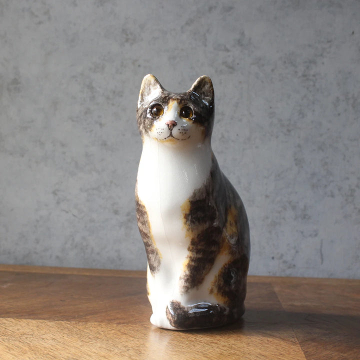 三毛猫の猫の置物 ウィンスタンレイ イギリス 推定1970年代 ― 正面から見た座り姿の全身