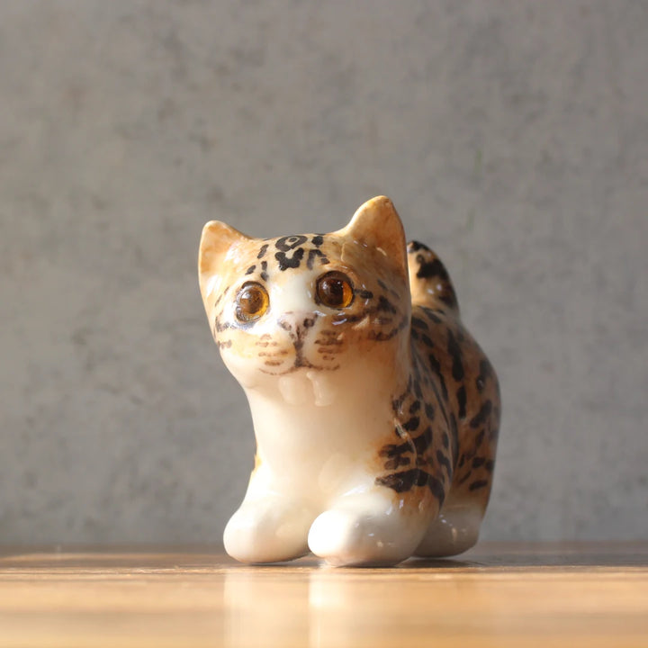 キジトラの陶器の猫の置物 ウィンスタンレイ イギリス 推定1970年代 ― 正面から見た遊び姿