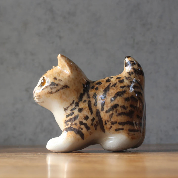 キジトラの陶器の猫の置物 ウィンスタンレイ イギリス 推定1970年代 ― 左側面から見た全身