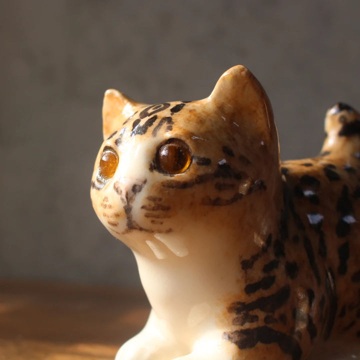 キジトラの陶器の猫の置物 ウィンスタンレイ イギリス 推定1970年代 ― 顔のアップ、ガラスの瞳と縞模様