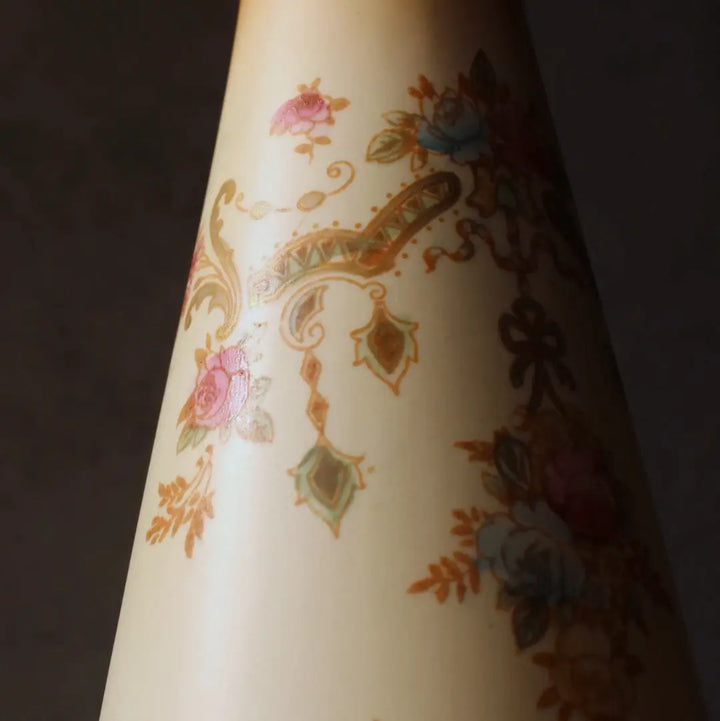 アンティーク フラワーベース CROWN DEVON イギリス アンティーク 胴の手描き薔薇と金彩スクロールのアップ