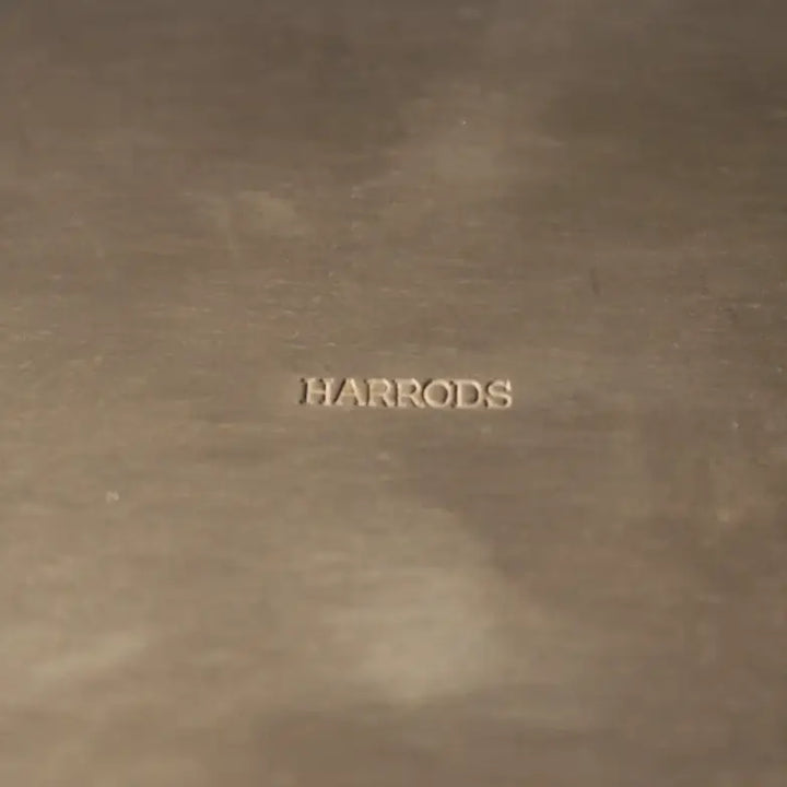 ヴィンテージ トレイ シルバープレート 銀メッキ イギリス 1960年代 底面のHARRODS（ハロッズ）刻印のアップ