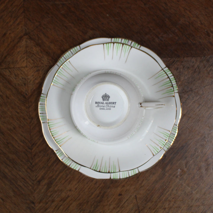 ロイヤルアルバート ティーカップトリオ グリーン&ゴールド ボーンチャイナ イギリス 裏印 ROYAL ALBERT Bone China England のバックスタンプ