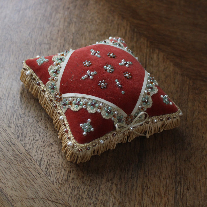 ヴィンテージ ピンクッション ビーズ刺繍 ベルベット フランス 全体を斜めから見た様子