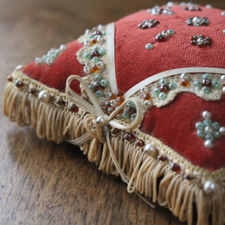 ヴィンテージ ピンクッション ビーズ刺繍 ベルベット フランス フリンジと角の蝶結び