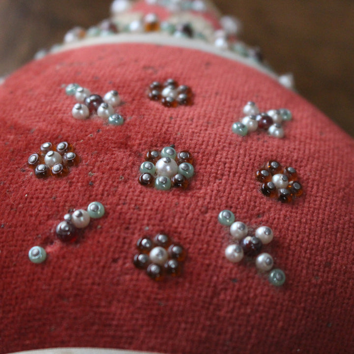 ヴィンテージ ピンクッション ビーズ刺繍 ベルベット フランス ビーズとパールの装飾のアップ