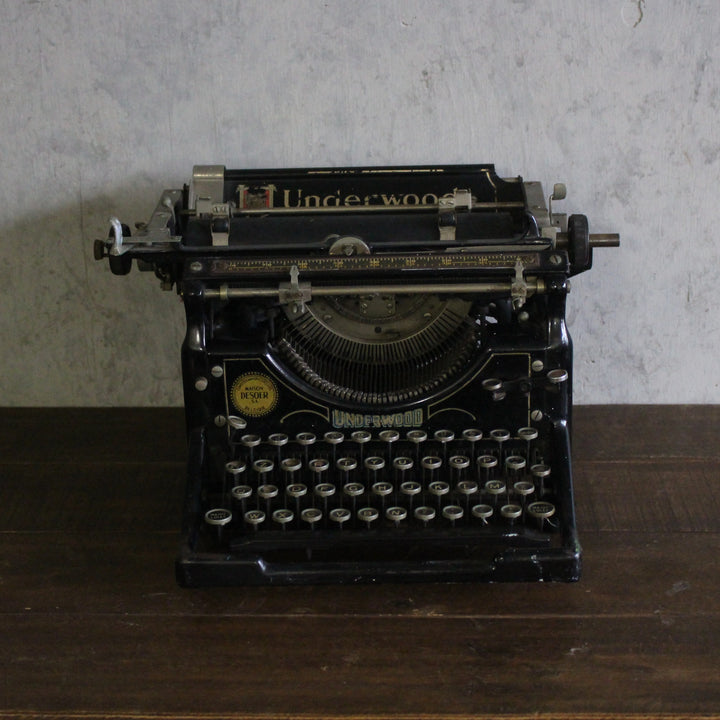 アンティーク タイプライター UNDERWOOD アメリカ － 正面やや斜めからの全体