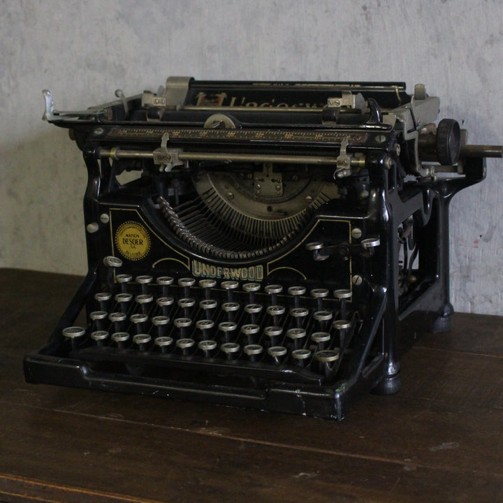 アンティーク タイプライター UNDERWOOD アメリカ － 右斜め上から見た全体像