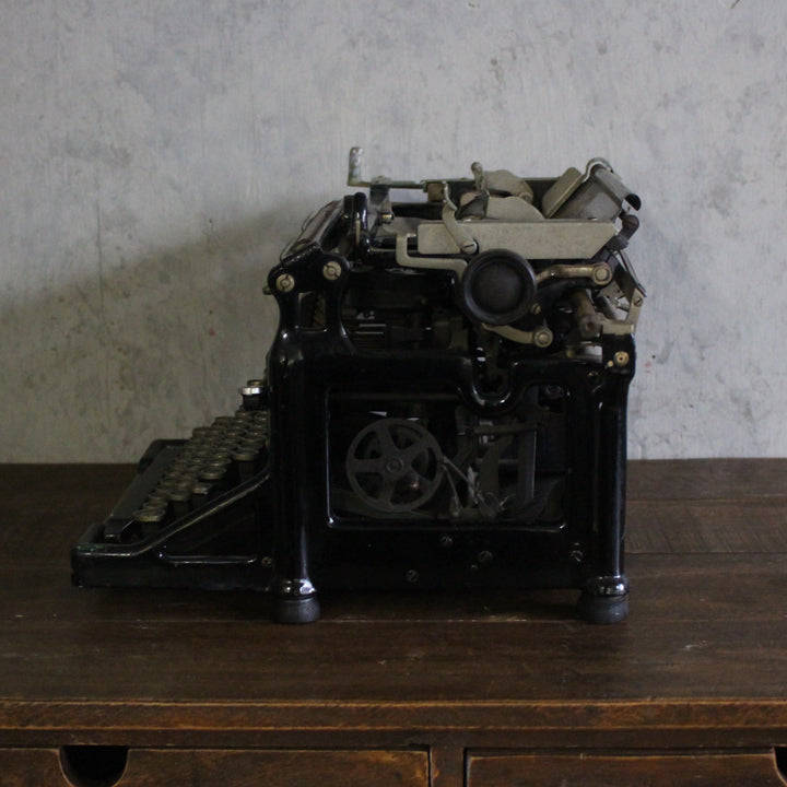 アンティーク タイプライター UNDERWOOD アメリカ － 右側面からの全体