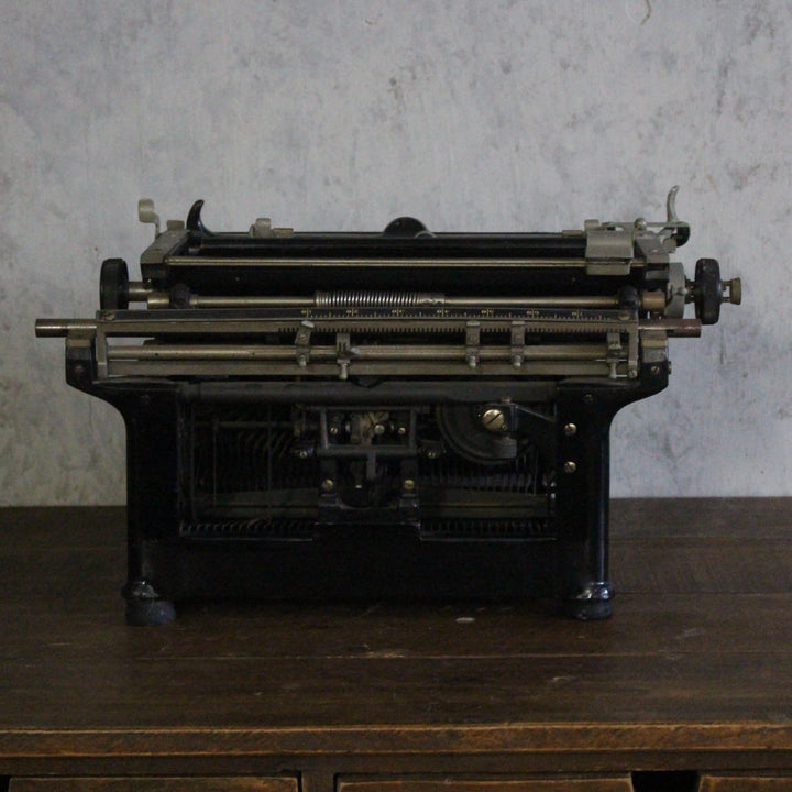 アンティーク タイプライター UNDERWOOD アメリカ － 背面からの全体